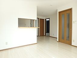 モダンピープル B棟 1階2LDKのリビング/ダイニング