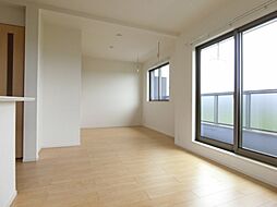 スマイルソレアード 2階2LDKのリビング/ダイニング