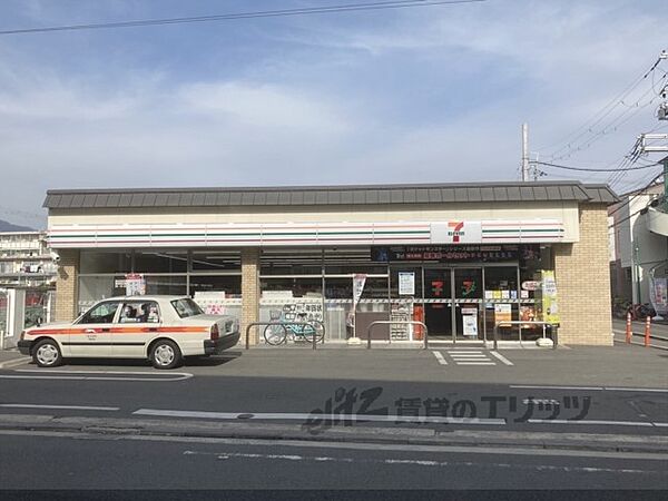 セブンイレブン　鹿王院駅前店まで600メートル