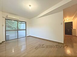 京都市営烏丸線 北大路駅 バス14分 立命館西園寺記念館前下車 徒歩4分の賃貸マンション 1階ワンルームのリビング/ダイニング