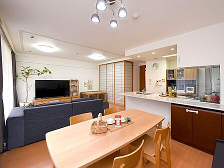 床暖房付きで南向きバルコニーに隣接する約20．0帖のLDK。