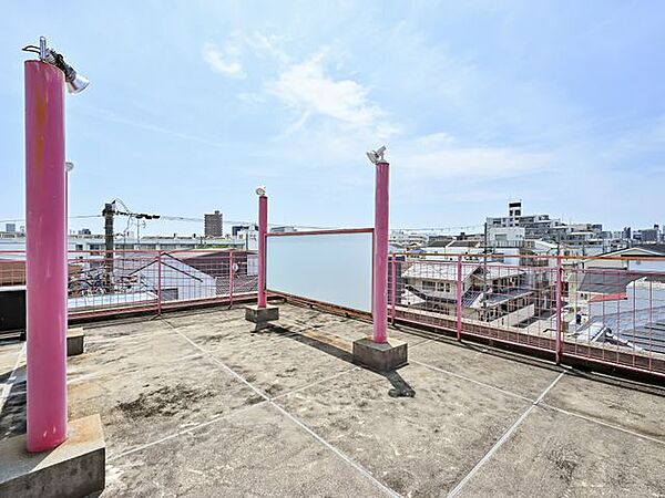 ルーフバルコニー。水栓もあるため、BBQや洗濯物干しの際に便利。