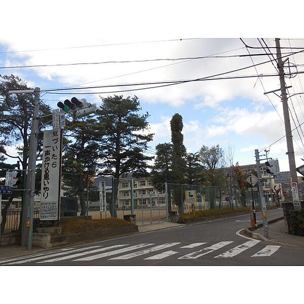 画像28:小学校「長野市立古里小学校まで1941ｍ」