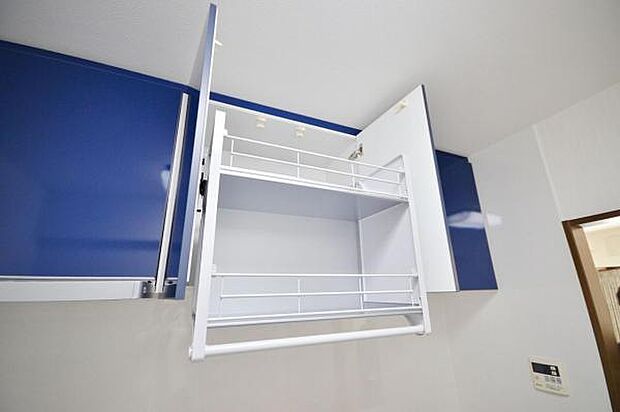 ■ダウンウォール■ 目の高さまで引き下ろすことが可能な、キッチン上部に設置された吊戸棚