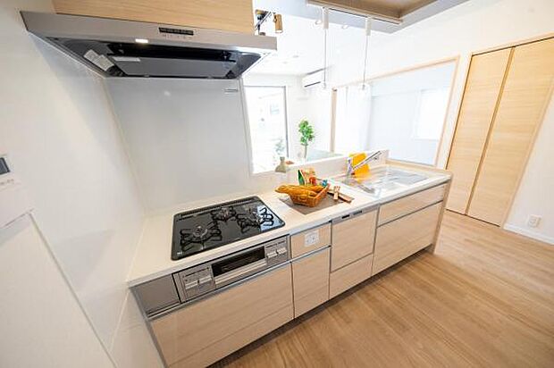 ■キッチン／リビングダイニングを見渡せる空間設計の対面キッチン