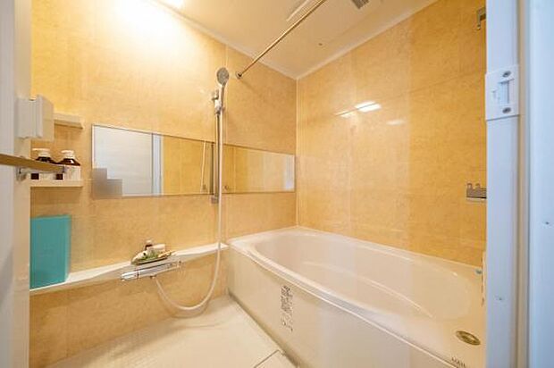 ■浴室／落ち着いた色合いのシステムバスです。寛ぎのバスタイムで日々の疲れからカラダを解放しましょう♪