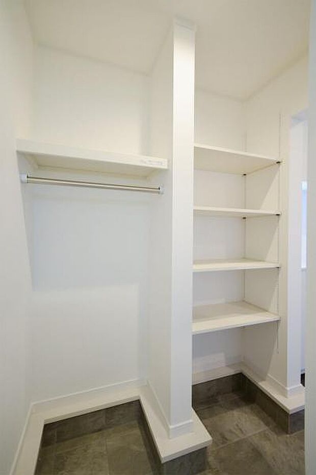 アウターやバッグもすっきり収納出来る、ハンガーパイプ収納付き。