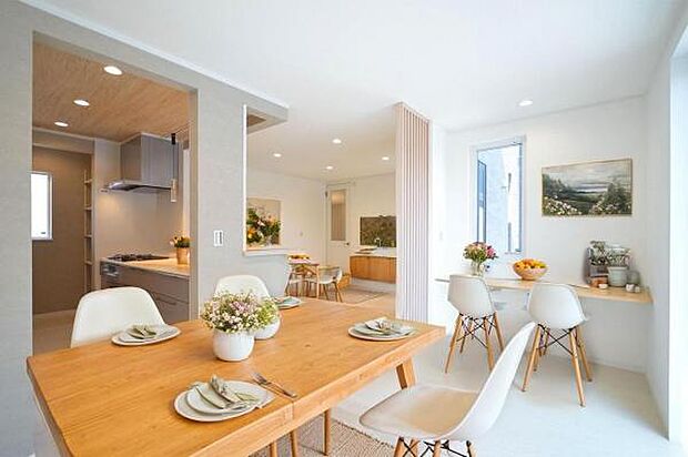 現地ご見学予約や資料請求などお気軽にお問い合わせください。リビングダイニング（室内レイアウトの参考／家具・小物類はCG加工しております ）