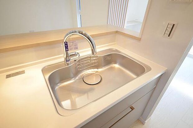 手を触れずにサッと使える、タッチレス水栓付きシンク