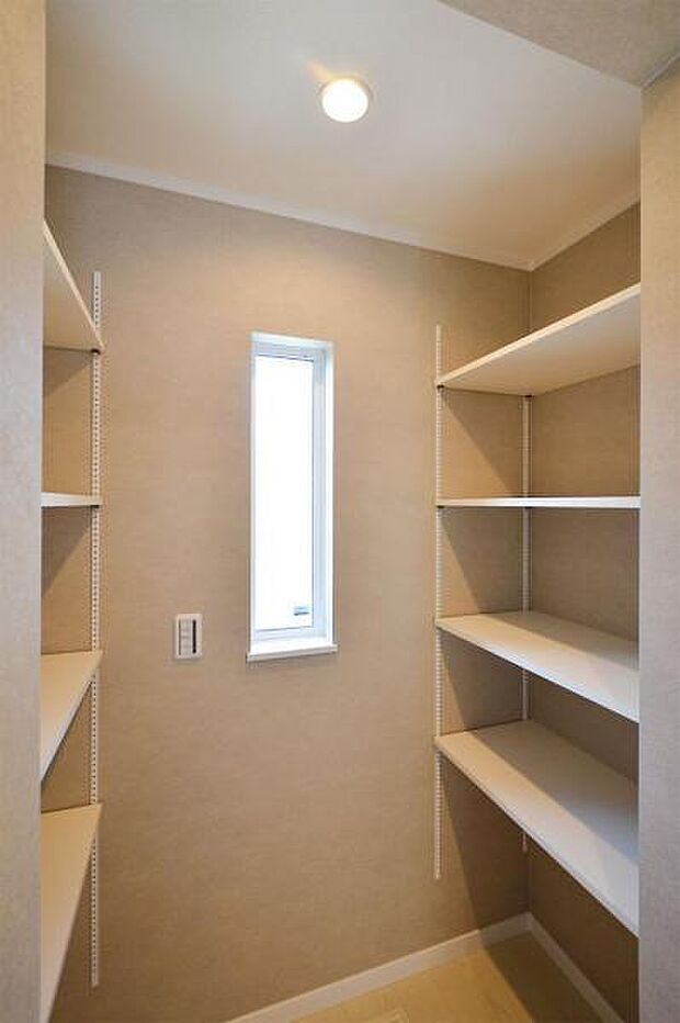 見渡せる、取り出しやすい。両サイド収納のパントリー