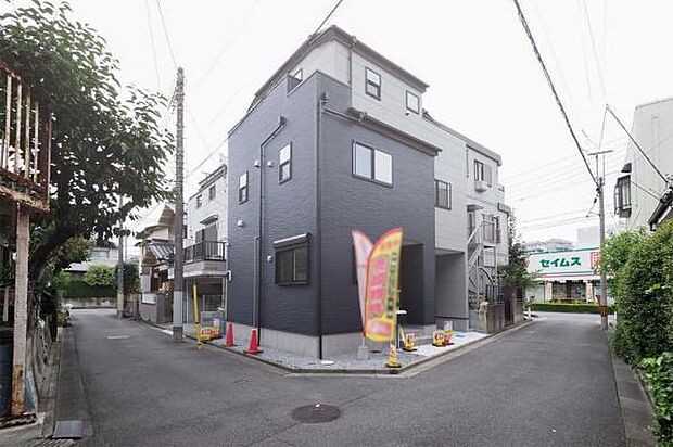 現地は開放感ある角地。風通しのいい立地です。