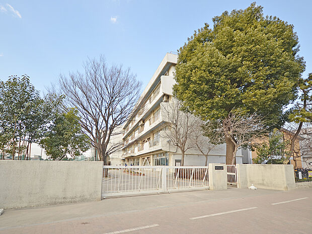 新座市立第二中学校（946m）