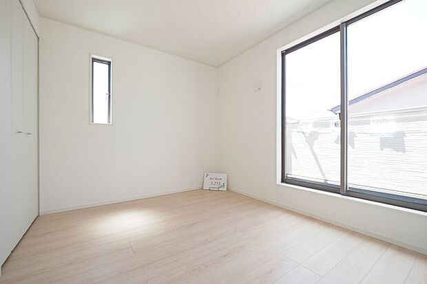【 洋室 】5.25帖の洋室です。バルコニーに面した明るいお部屋です。