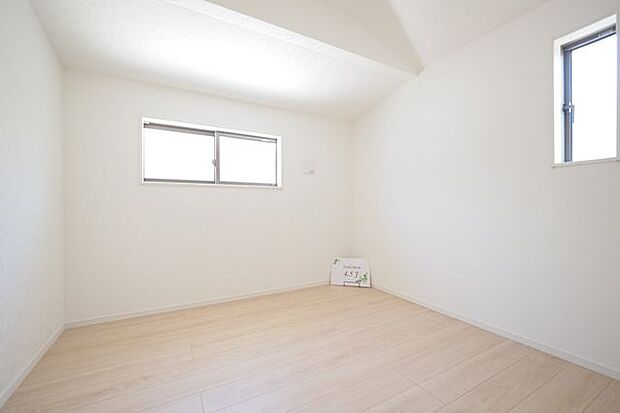 【 納戸 】4.5帖の納戸です。窓が2つあるので風通しのよいお部屋です。