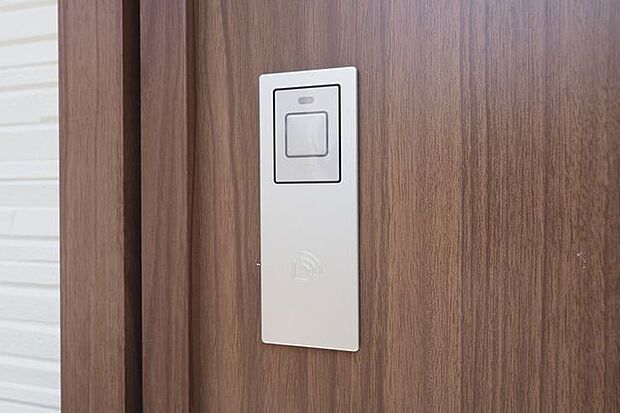 【 玄関スマートキー 】鍵を取り出したり差し込んだりする必要がなく、ボタン操作やタッチだけでスムーズに施錠・開錠が可能です。片手で操作できるため、荷物を持っているときにも便利です。