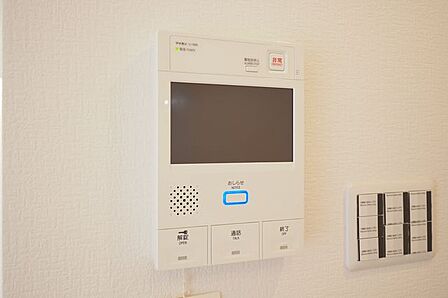 【 TVモニターフォン 】玄関のドアを開けずにテレビモニターから来訪者を確認できます。