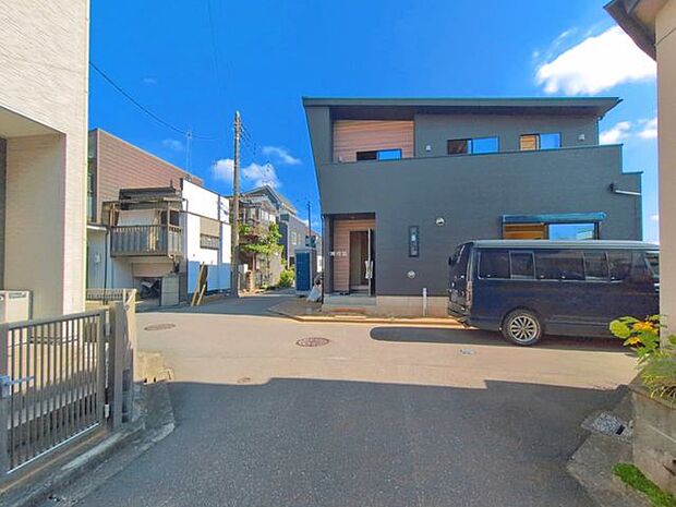 前面道路含む外観
