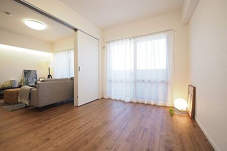 【 洋室 】リビング横の6.0帖の洋室です。引き戸を開放するとリビングタイニングと繋がる続き間仕様になっています。LDKと合わせると19帖の広々空間になります!