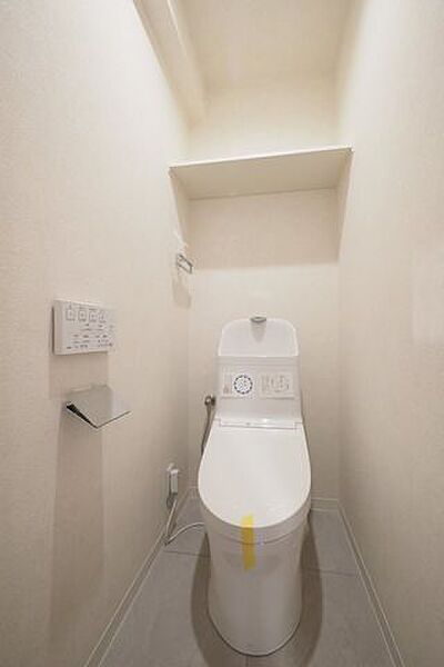 【　トイレ　】　ウォシュレット付き温水洗浄トイレです。