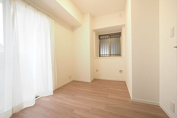 【　洋室　】4.5帖の洋室です。全部屋がバルコニーに面しており、明るく風通しのよいお部屋です。
