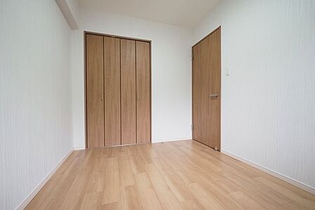 【 洋室 】4.9帖の洋室です。クローゼット収納も備わり、使いやすいお部屋です。