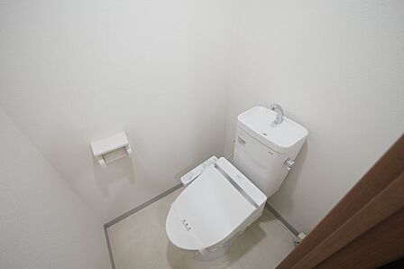 【 トイレ 】 ウォシュレット付き温水洗浄トイレです。