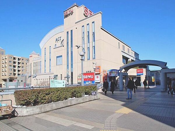 西友成増店 徒歩9分。 690m