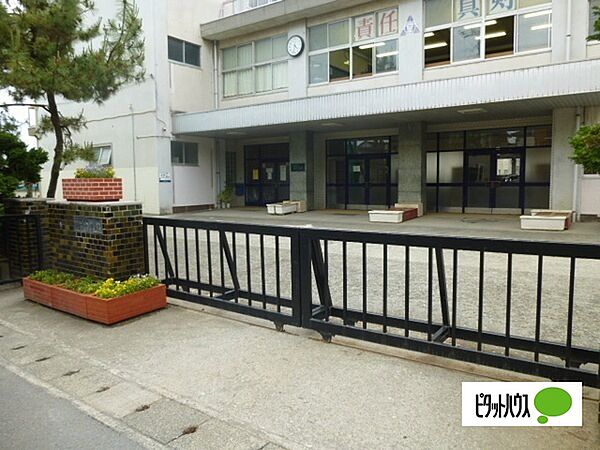 周辺：中学校「小田原市立泉中学校まで926m」