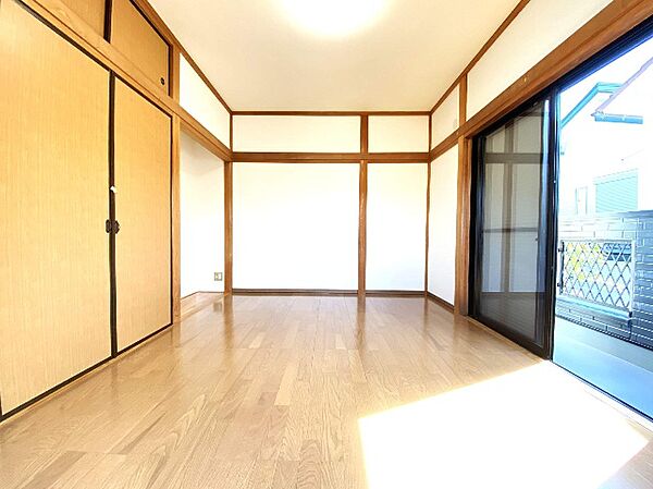 明るい洋室です