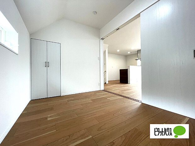 明るい洋室です