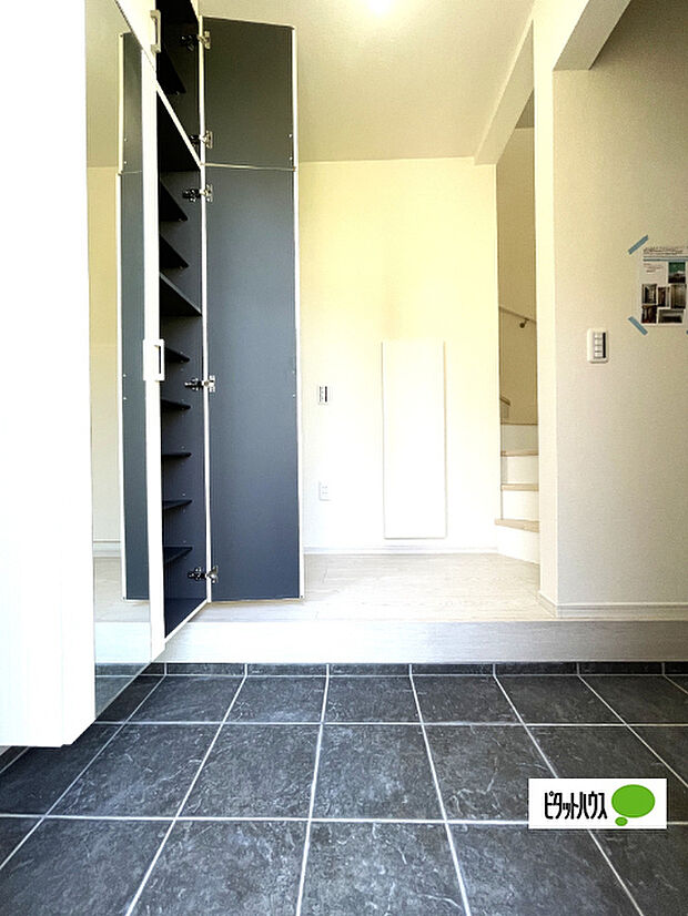 収納充実の玄関です