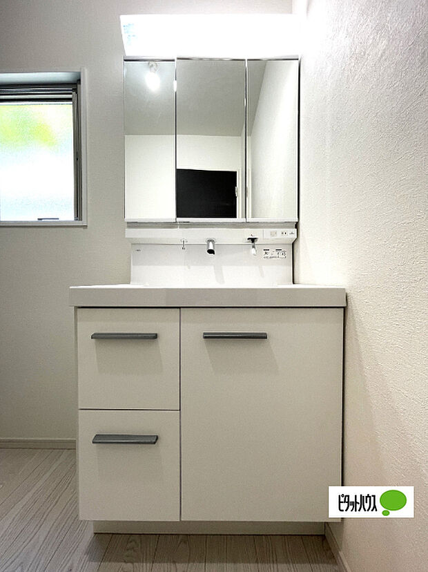 便利な三面鏡の洗面化粧台です