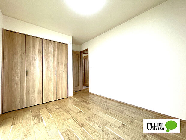 明るい洋室です