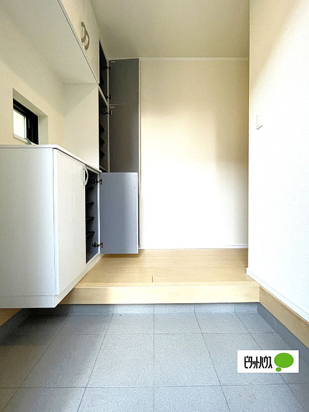 収納充実の玄関です