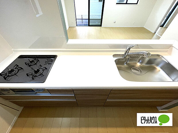 人気の対面式システムキッチンです