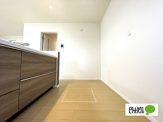 人気の対面式システムキッチンです