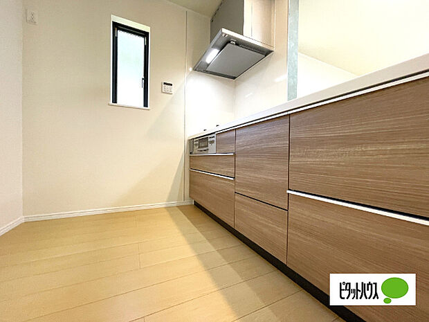 人気の対面式システムキッチンです