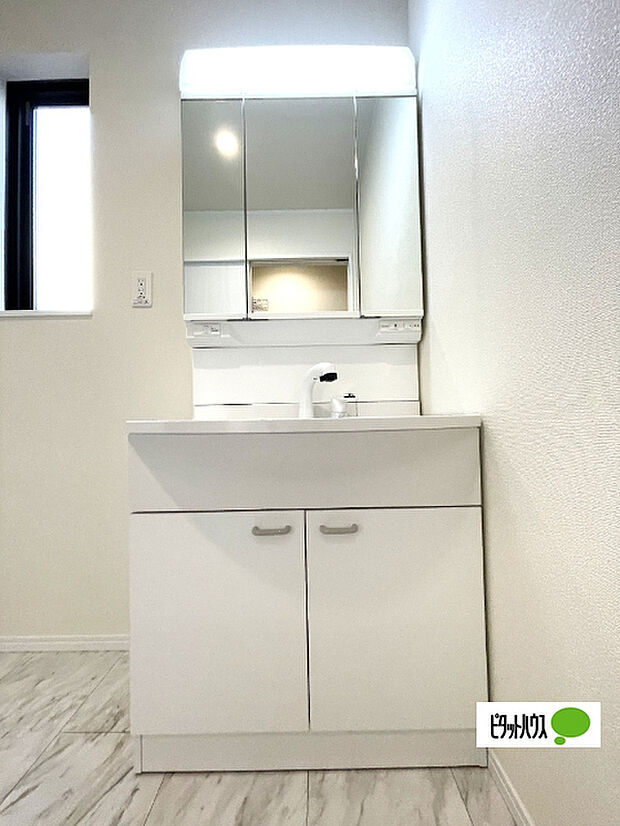 便利な三面鏡の洗面化粧台です