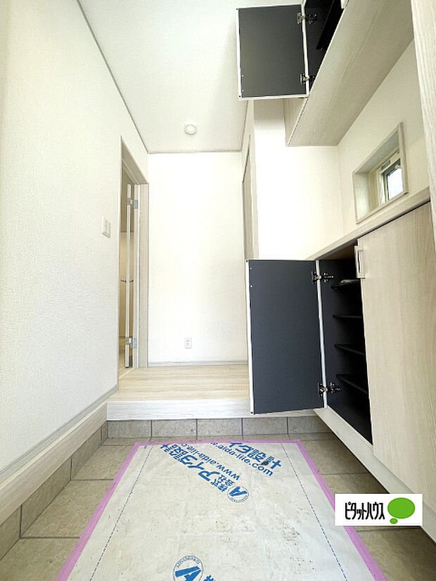 収納充実の玄関です