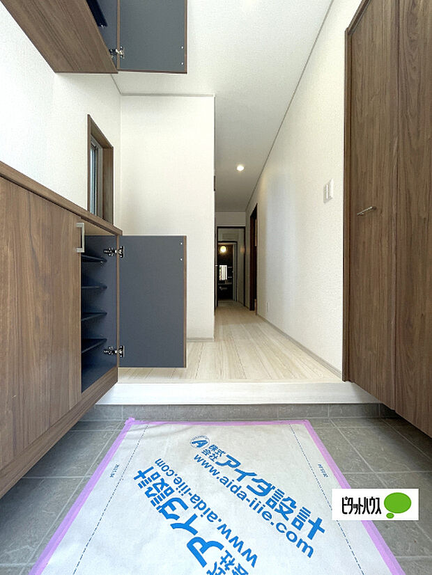 収納充実の玄関です