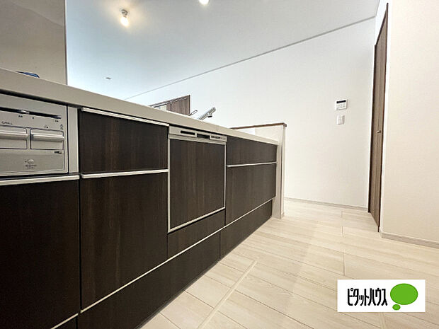 人気の食洗器付き対面キッチンです