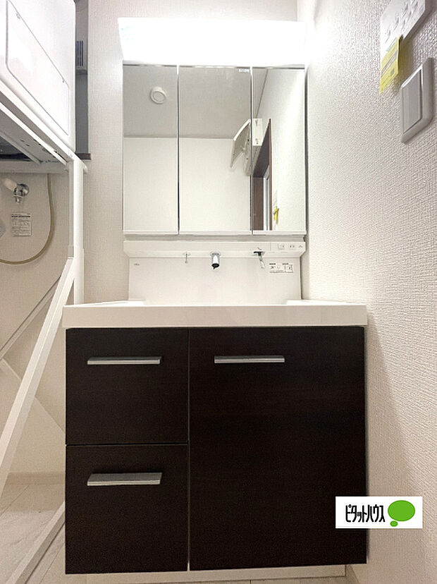 便利な三面鏡の洗面化粧台です