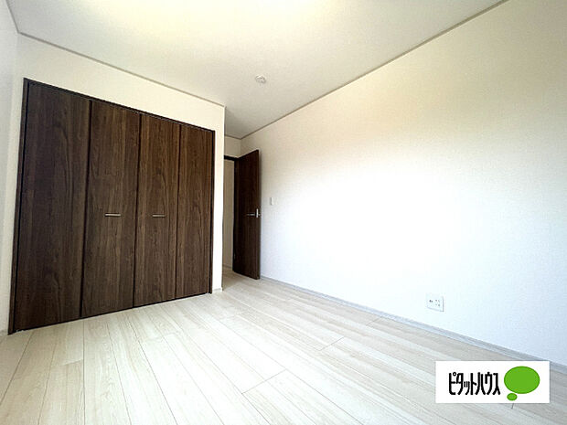 明るい洋室です