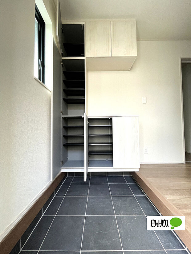 収納充実の玄関です