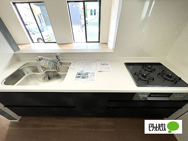 人気の対面式システムキッチンです