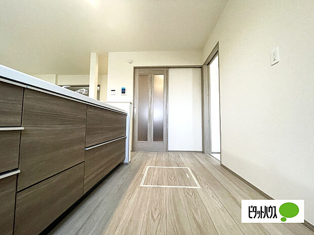 人気の対面式システムキッチンです