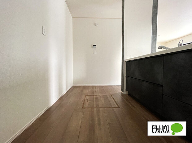 人気の対面式システムキッチンです