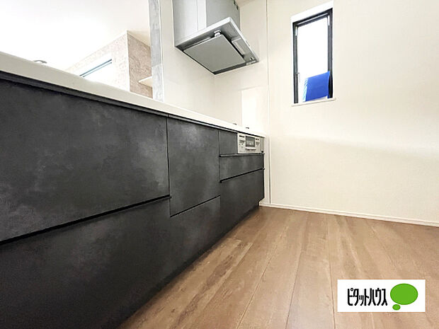 人気の対面式システムキッチンです