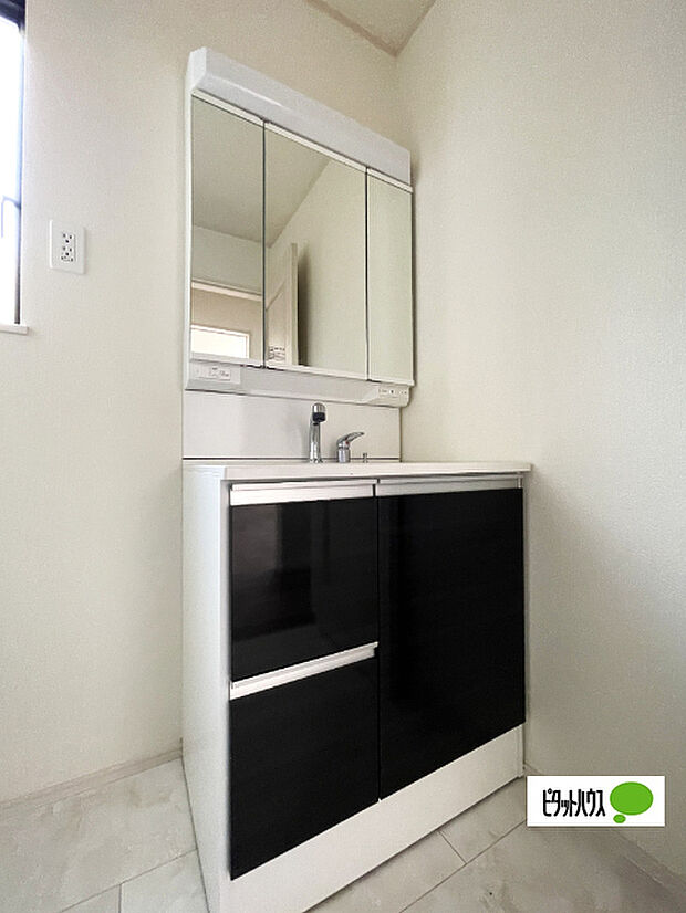 便利な三面鏡の洗面化粧台です