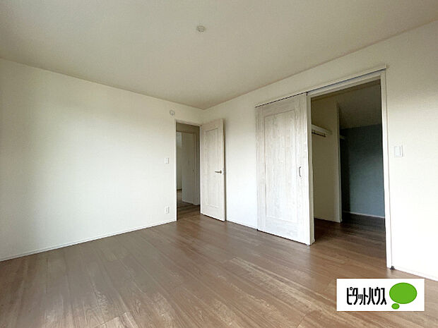 明るい洋室です